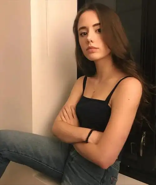 英国女神凯特贝金赛尔22岁女儿肤白貌美继承妈妈的美颜