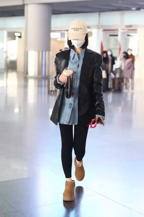 毛晓彤牛仔衬衫搭配皮质西装现身机场飒爽又利落
