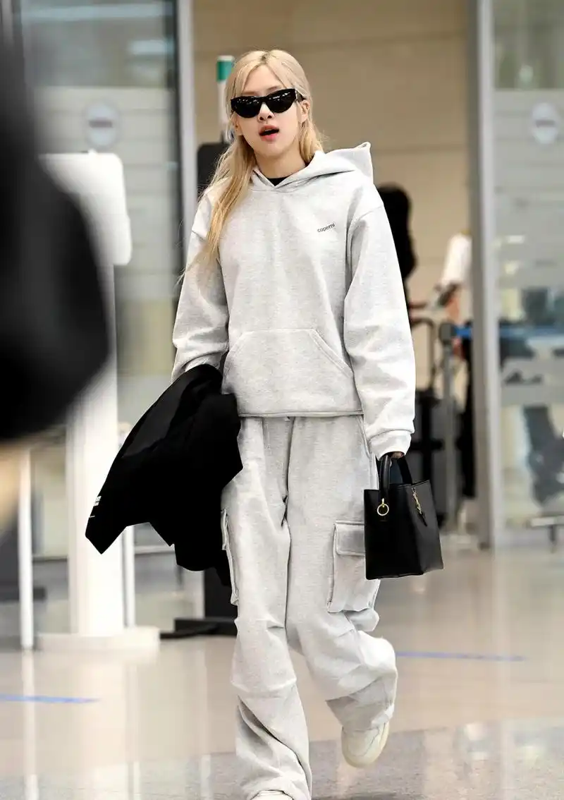 rose#朴彩英# 近日机场私服穿搭,连帽卫衣套装休闲大方,看起来好舒服