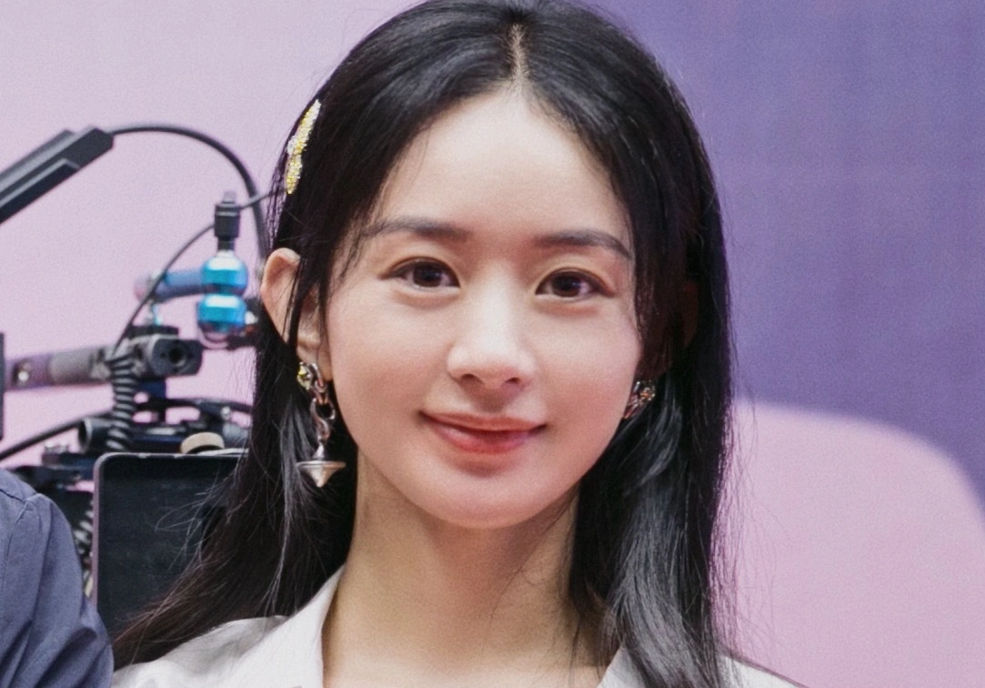 赵丽颖素颜出席新剧开机仪式,穿搭失策变路人,精修图脸肿眼泡