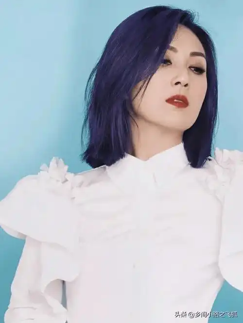 杨千嬅白色衬衫搭配黑裙,身处于光影之中,意境十足.