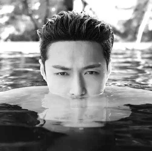 张艺兴代言的某护肤品牌官方instagramins更新帖子一则"fight against