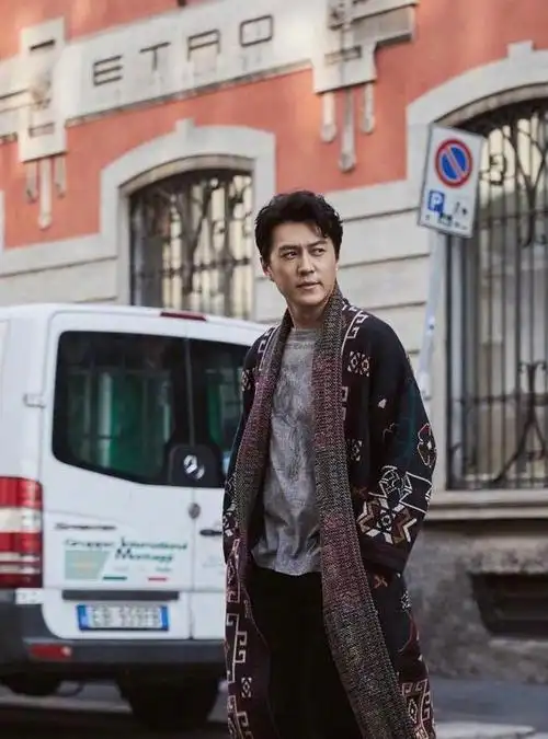 娱乐圈自带老干部气息丨靳东一身笔挺西装气质卓越