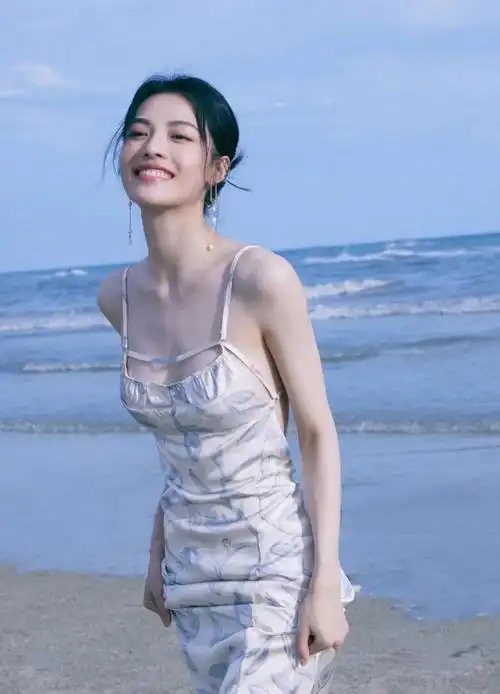 钟楚曦印花吊带长裙拍照,沙滩漫步,明艳动人!__财经头条