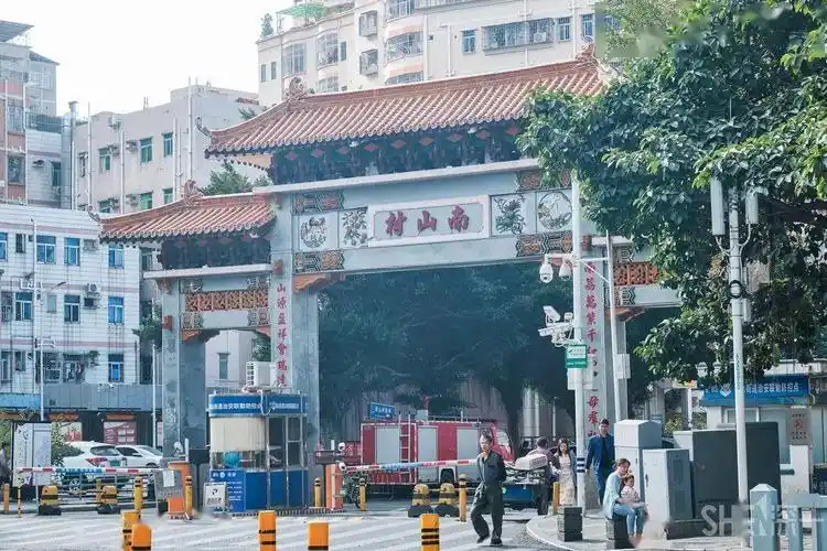 的南山闹市距今已有800多年的历史这里是深圳最古老的城中村南山村,因