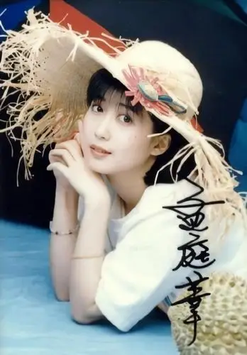 孟庭苇1969年出生于一个普通家庭,有两个哥哥和一个弟弟,她是家中独女