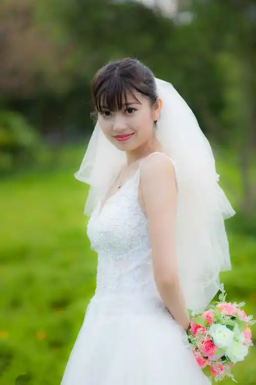 漂亮婚纱新娘 - 小鱼儿 - 荷塘月色