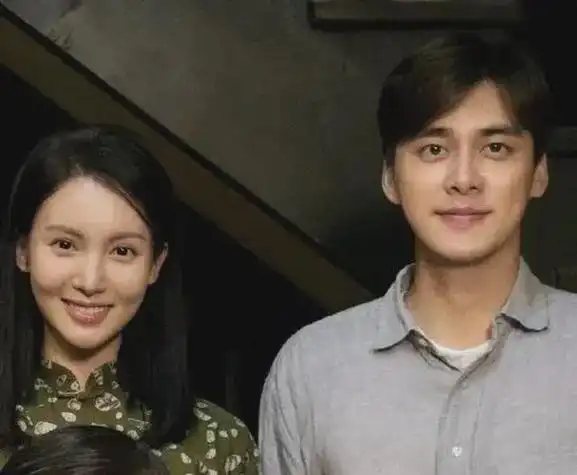 曝李易峰与金晨一起去旅游,二人共同投资开店,男方近期生活滋润