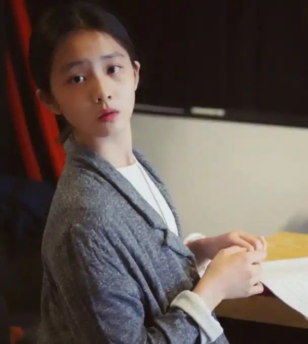 "早熟长大"只服黄多多!15岁身高一米七,钟爱浓妆不像初中生