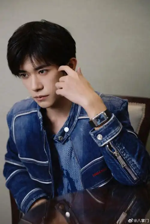 易烊千玺蓝色牛仔外套##易烊千玺蓝色破洞毛衣