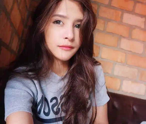 剑桥混血美女学霸晒照有颜值也努力