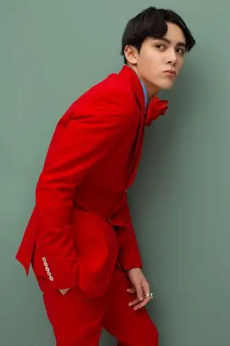 曾舜晞红色西装吸睛十足写真图片