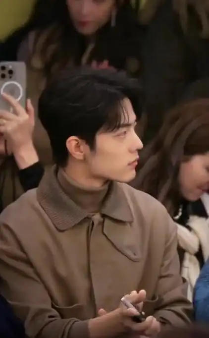 肖战列车回眸##肖战撑脸