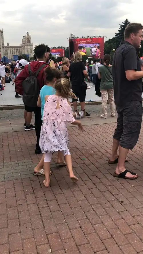 战斗民族很战斗,俩女孩能拿一双鞋玩起来,光脚走路在中国是要被妈妈关