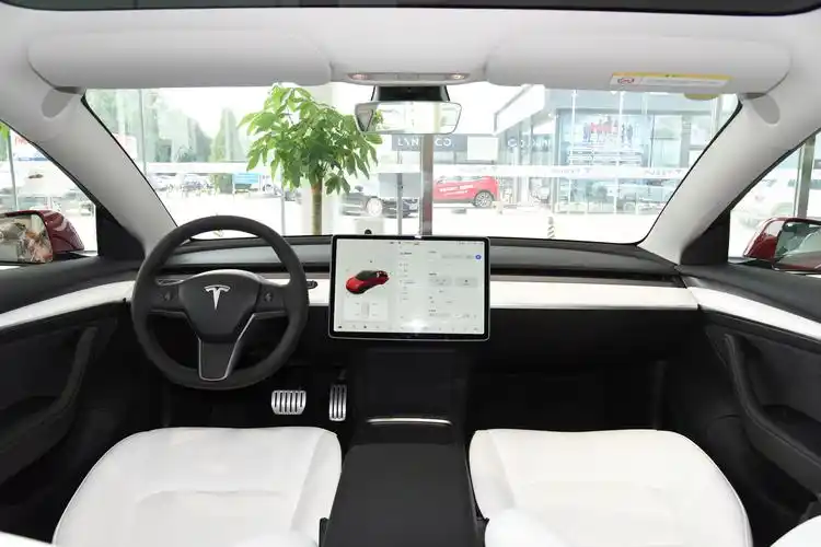 内饰方面,国产model3标准续航升级版内饰设计延续了极简的风格,并且