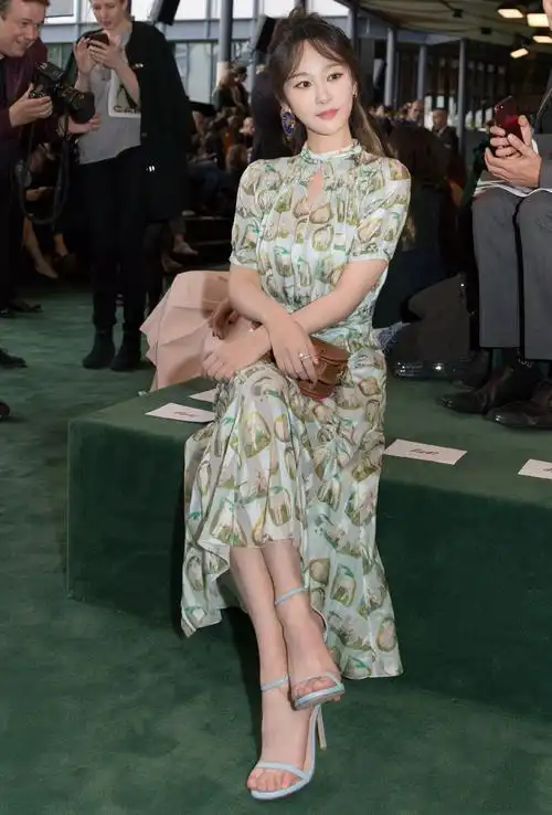 杨紫一身纱裙现身晚会,网友:连脚丫都那么美!