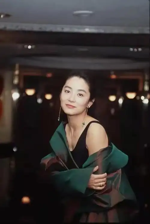 不为年龄苦恼,不为年龄焦虑,林青霞的状态为中年女性树立了标杆