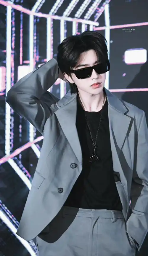 蔡徐坤活动造型灰色西装干净利落黑色墨镜坤坤好酷呀