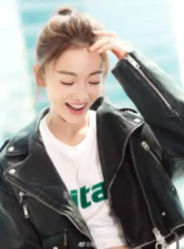 这就是吴谨言!简直就是一个美少女啊,一个丸子头就能美成这样!