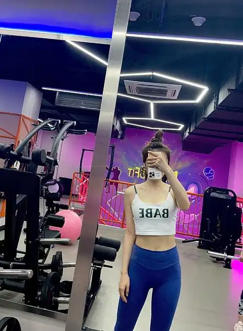 lpl主持人余霜健身照引网友纷纷热议恋爱的女人就是有魅力