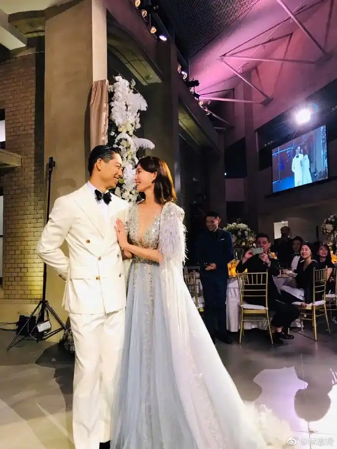 林志玲婚礼现场多套礼服似仙女与akira依偎对视幸福满溢