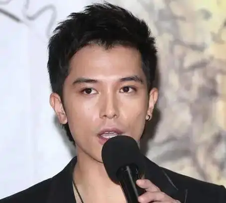 邱泽和许玮甯在2021年10月宣布结婚,引起了轰动.