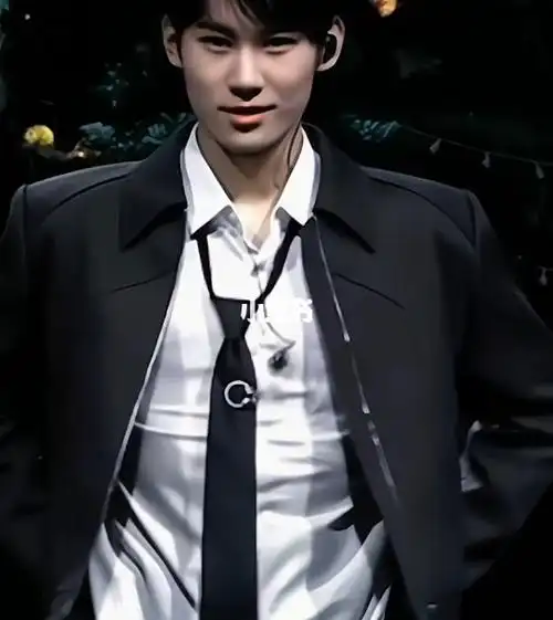 大家不会只关注张真源提裤子了吧