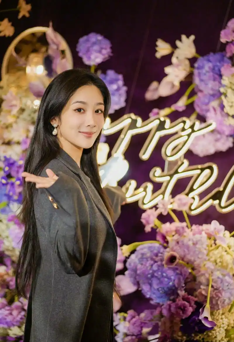 杨紫庆生照,紫色应援色必须是主色.