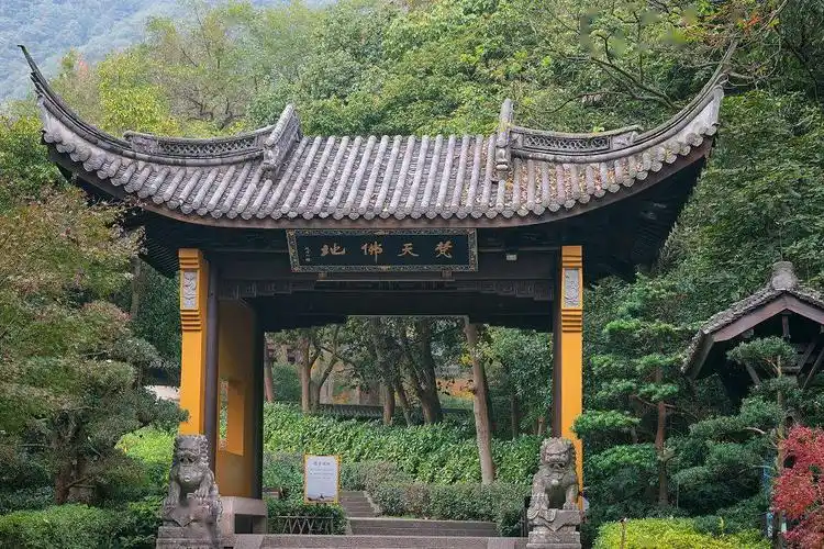 杭州西湖风景区秋季灵隐寺色彩斑斓