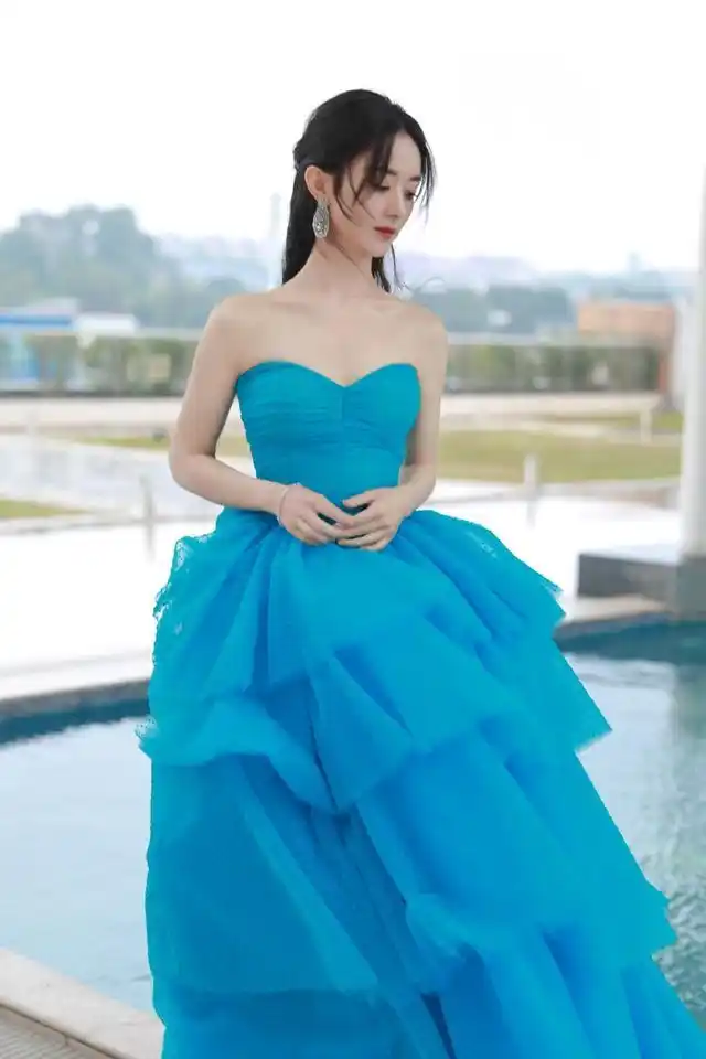 赵丽颖金鹰节造型太朴素?被曝穿过季礼服,脖子上连珠宝也没有