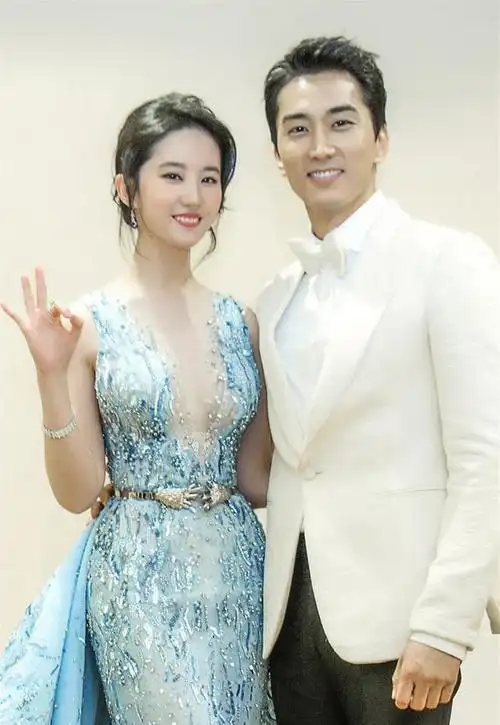 曾经和韩国男星宋承宪的恋情传得沸沸扬扬,两人因戏生情,但最终却以