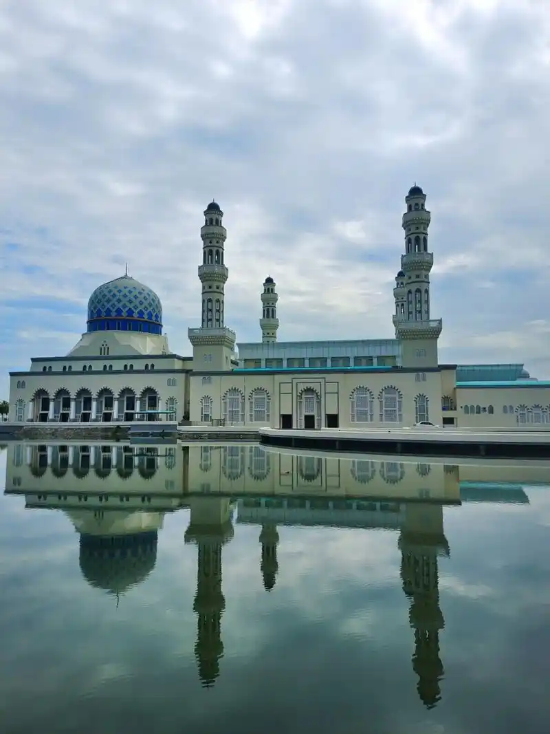 沙巴水上清真寺是马来西亚著名的旅游景点之 - 抖音