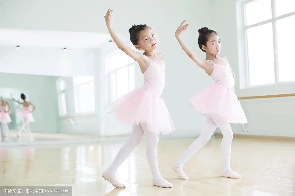 小女孩们跳芭蕾