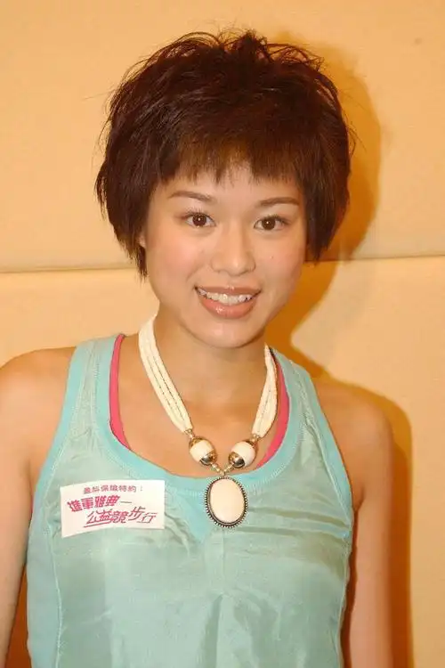 最丑港姐胡杏儿老公被称为港姐杀手俩儿子长相却大不相同