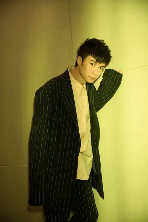 古巨基生日曝光写真照 黑西装粉衬衫酷感max