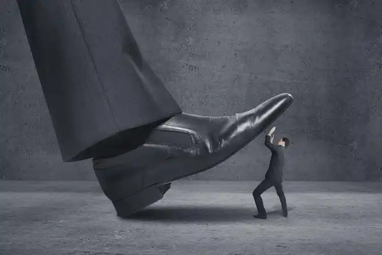 被脚踩的商务男人