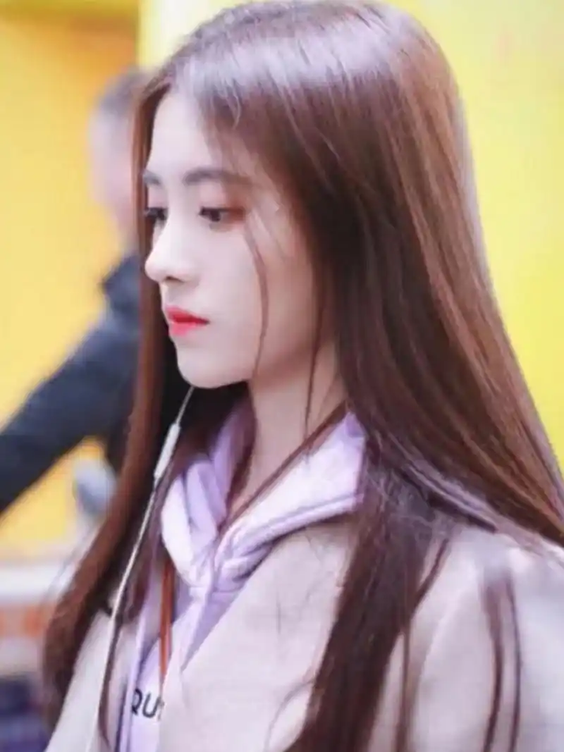 头发黑长直的小鞠 甜美可爱. #祖玛珑秋日美人香