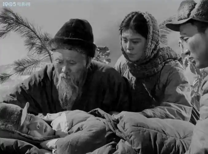 经典再现:电影《英雄儿女》中王芳给炊事班演节目遇敌机轰炸受伤