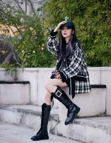 拥有漫画腰的杨幂,撞色格纹外套搭配马丁靴,大胆玩起下衣失踪