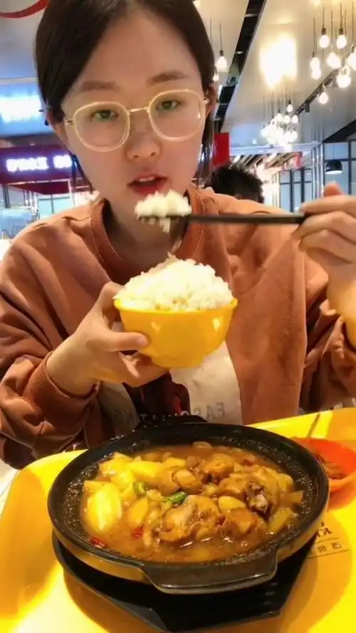 一个人独自来吃饭,有些无聊啊!