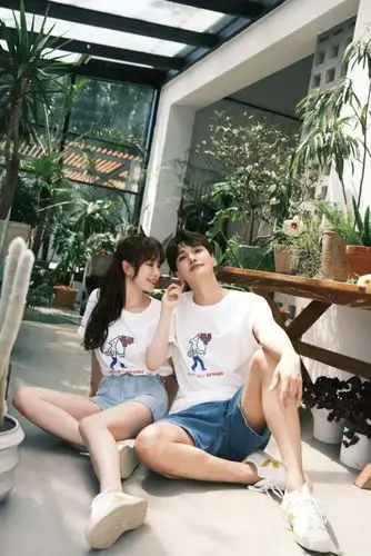 快原地结婚张檬晒与小五合照秀恩爱两人穿情侣装亲密拥吻甜齁