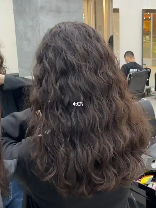 烫一次美半年的法式小卷发根蓬松到发尾