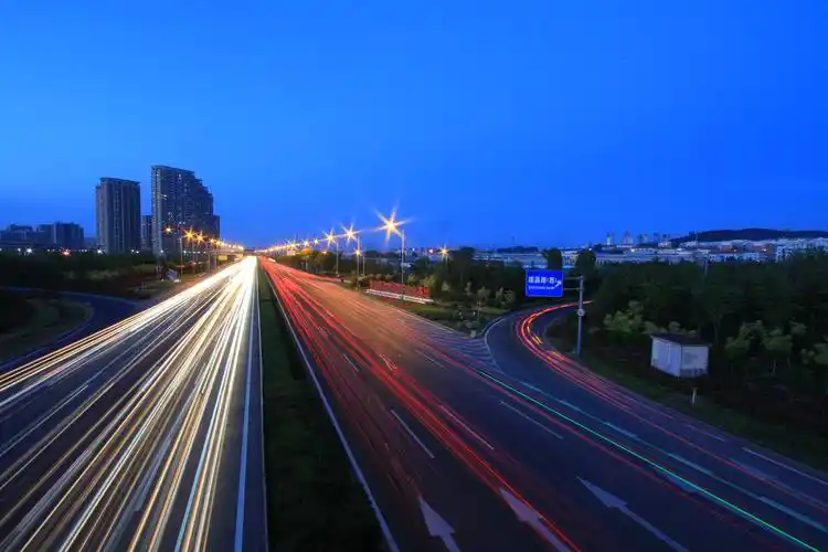 环湾大道夜景车轨