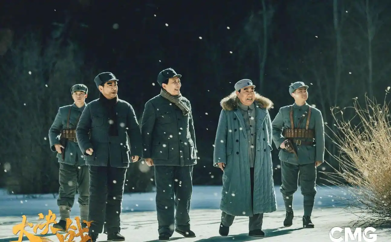 高希希执导的电视剧《大决战》业已杀青,央视又曝光一组剧照,不论是