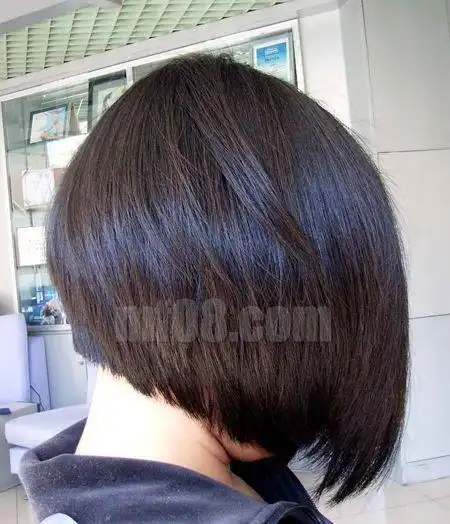 你说的是不是 后面短前面长呀   是的话 有种叫 bobo 头 有种叫 沙宣