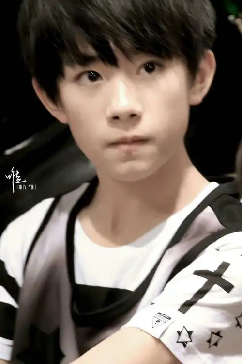 tfboys易烊千玺 150630 重庆赴北京 cr.logo 高清 机场show 13岁的你