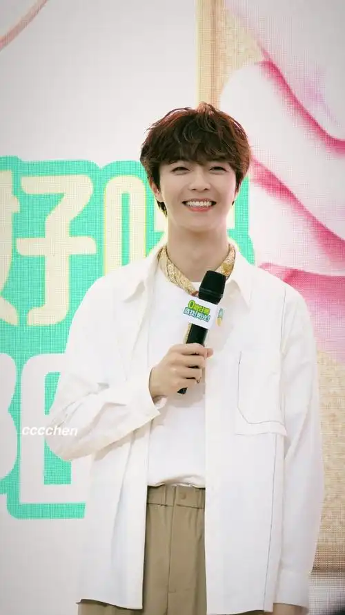 陈立农深圳活动路透#  陈立农今日深圳线下活动路透  笑容治愈白衬衫