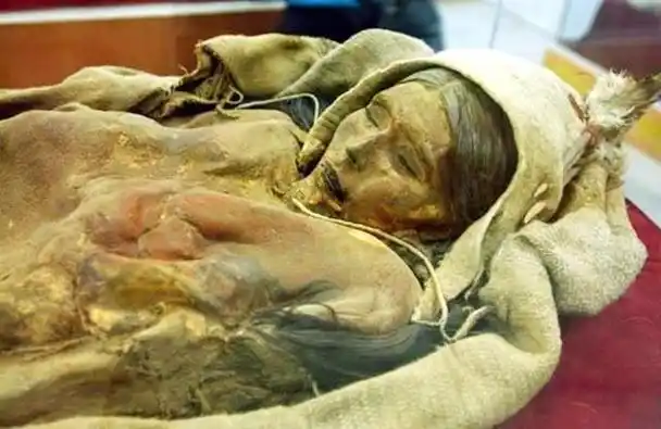 2003年新疆挖出女干尸