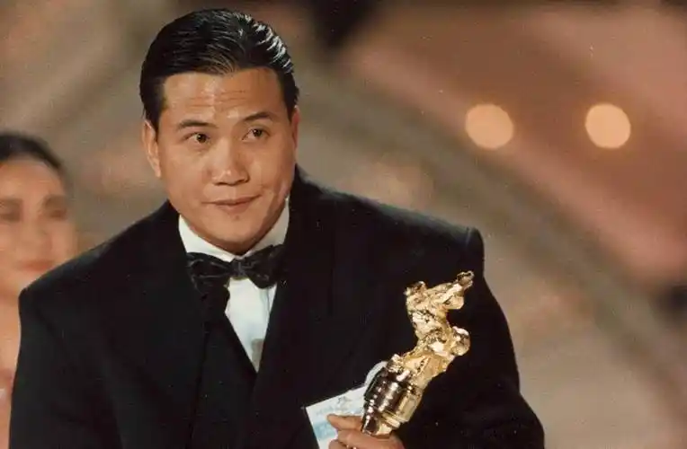 戏骨万梓良对前妻恬妞没有亏欠娶小17岁娇妻宠成宝