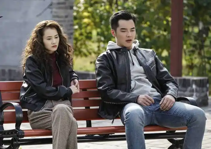 金世佳李沁(李沁整容前最丑照片)